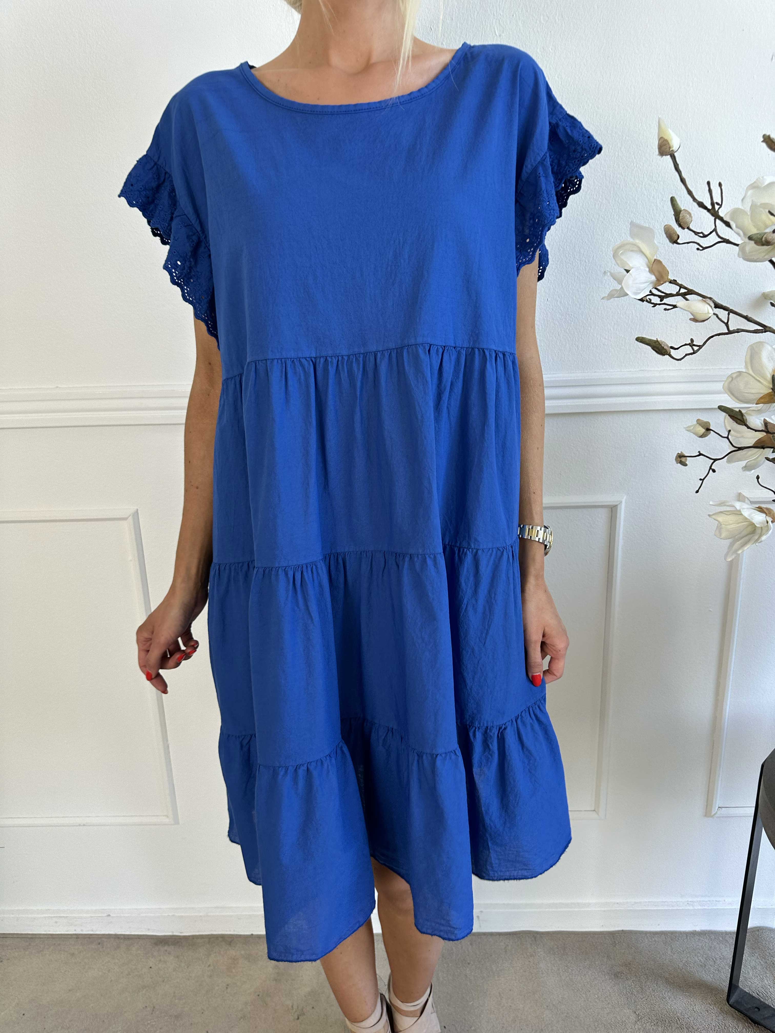 Canada - Söt bomullsklänning med volangärmar och lager-på-lager-look